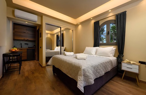 Dafnata Hotel | Studio with Garden View and Communal Pool