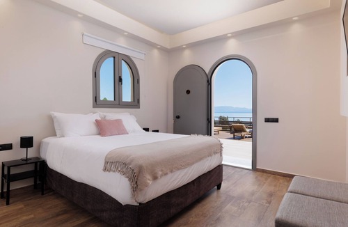 Dafnata Hotel | Studio with Sea View and Communal Pool