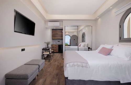 Dafnata Hotel | Studio with Sea View and Communal Pool