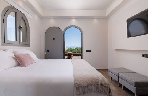 Dafnata Hotel | Studio with Sea View and Communal Pool