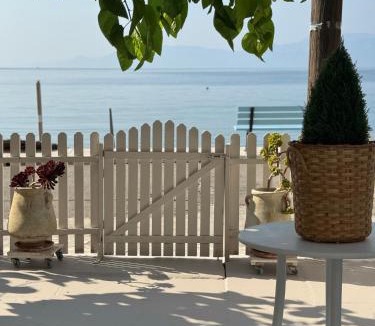 Sarakiniko Apartment | Studios on the beach