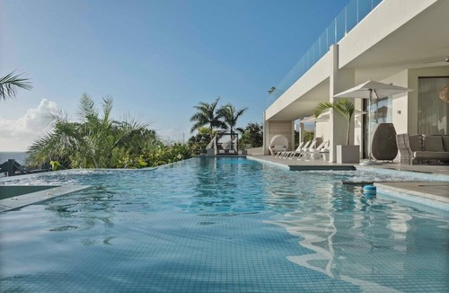 El Limon Villa | Stunning 5 BR Beach House With Infinity Pool, Personal Butler, Chef and Helipad