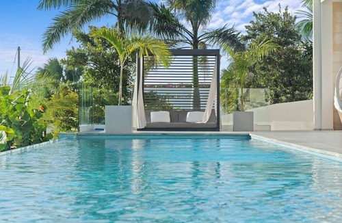 El Limon Villa | Stunning 5 BR Beach House With Infinity Pool, Personal Butler, Chef and Helipad