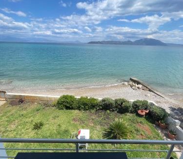 Nerantza Apartment | Stunning Beachfront Apartment Strátos