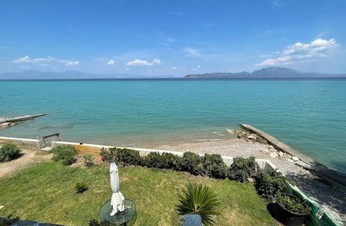 Nerantza Apartment | Stunning Beachfront Apartment Strátos