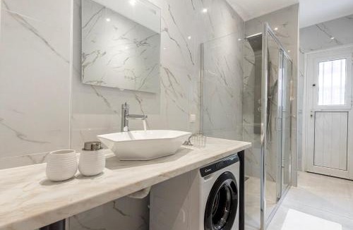 Agios Panteleimonas Apartment | Stylish & Bright Flat Across Metro - 8' to Center