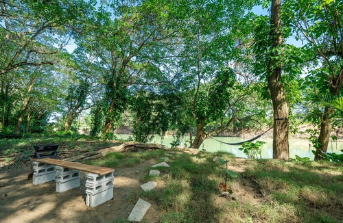 Sabaneta de Yasica Cabin | Stylish Jungle Cabin – Riverfront Retreat with Hammocks & Wi-Fi