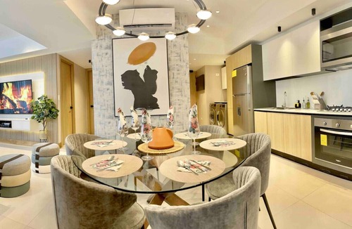 Viejo Arroyo Hondo Apartment | Stylish Upscale Apt with Pool