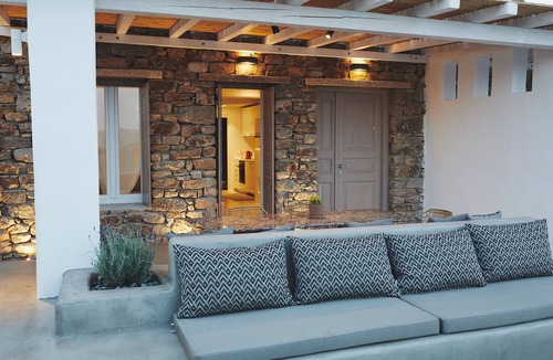 Mykonos Villa | Stylish villa with bbq, shared pool and views over Panormos and Agios Sostis