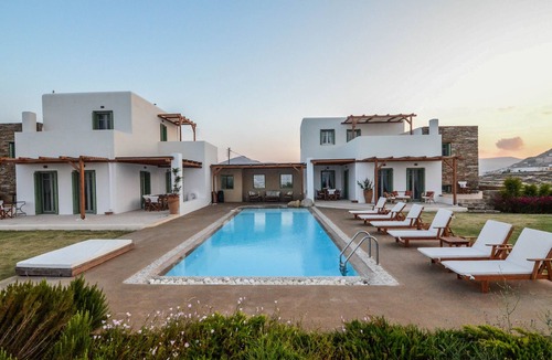Ios Town Villa | Stylish villa with spectacular sea views at a quiet location near the main town.