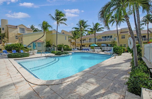 Paradise Island Villa | Summer Special Rates: Steps to Ocean, Patio, Pool