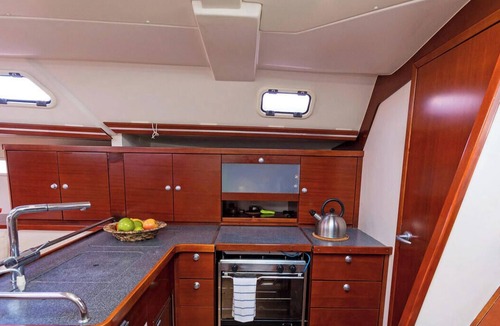 Piraeus Boat Rental | Sun-Kissed Sailing Adventure in Islas Sarónicas