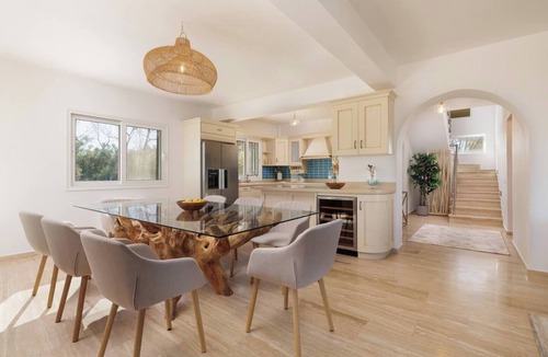 Melikia Villa | SunBreeze-Beachfront Luxury Villa 5 Bed/4 bath- Sleeps 10