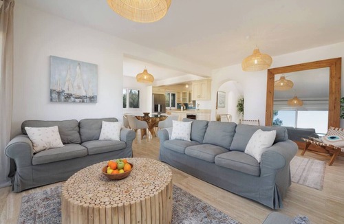 Melikia Villa | SunBreeze-Beachfront Luxury Villa 5 Bed/4 bath- Sleeps 10