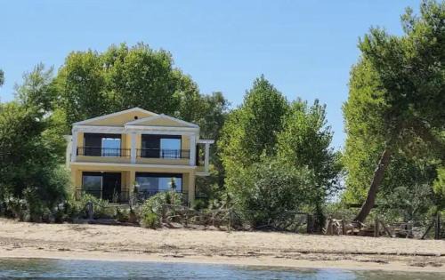 Lefkimmi Villa | SunBreeze-Beachfront Luxury Villa 5 Bed 4 bath-Sleeps 10