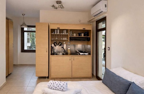 Ano Poli Apartment | Sunny Studio with Balcony - Near Thessaloniki Center