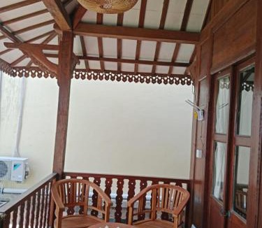 Lodtunduh Apartment | sunrise wood house