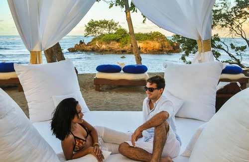 Los Maestros Apartment | SunSplashed Fun In A Tropical Island Beach Resort