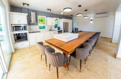 Urbanizacion Tavarez Villa | Super-luxury guest-friendly mansion in central Sosua, private pool