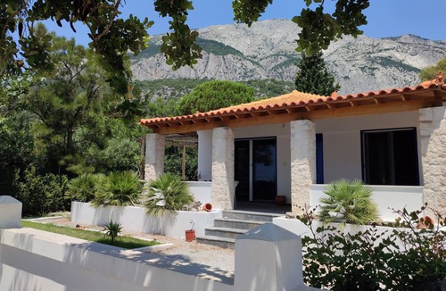 Marathokampos Villa | Superb coastal villa. Sleeps 6. Large private patios. Beaches few minutes walk.