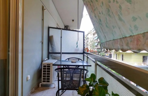Attiki House | Superior Central Apt 3min to Metro AC Netflix iMac