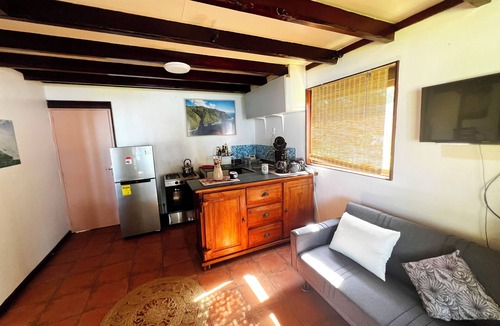 Teahupo'o House | Teahupoo: beachfront, the lagoon and the wave, at the foot of the mountains !