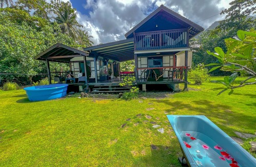 Teahupo'o House | Teahupoo: beachfront, the lagoon and the wave, at the foot of the mountains !