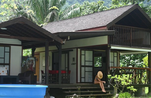 Teahupo'o House | Teahupoo: beachfront, the lagoon and the wave, at the foot of the mountains !