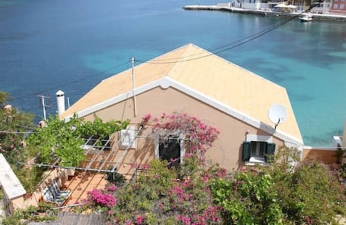 Assos House | THALASSA. Unique location, one min from the beach!