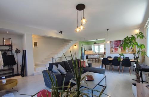 Loutraki Villa | The Bright House a two-storey maisonette in Loutraki