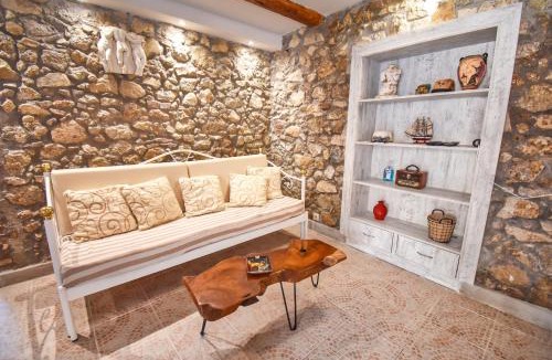 Moraitika House | The Stone suite