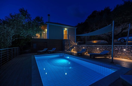 Pylos-Nestoras House | Three bedroom property built in a natural landscape