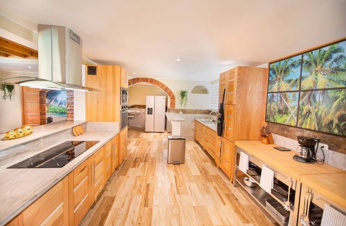 El Batey Villa | Top-class guest-friendly central villa with pool/basketball/gym/billiard/BBQ!