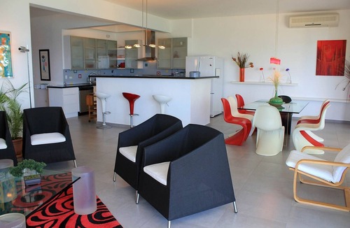 El Batey Apartment | Top-class Top-floor Beachfront Penthouse near shops and restaurants