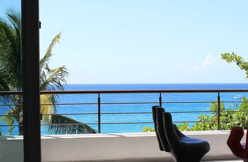 El Batey Apartment | Top-class Top-floor Beachfront Penthouse near shops and restaurants