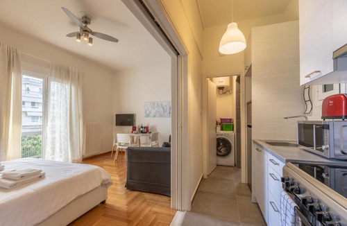 Kinosargous Apartment | Top sightseeing 3rd floor studio on a paved road!
