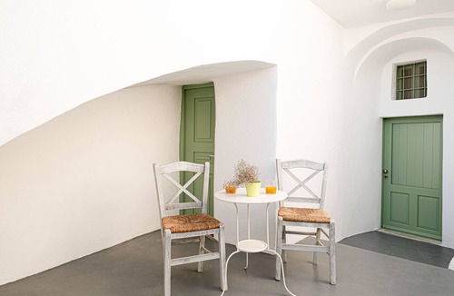 Pyrgos House | Traditional Bright Cave House