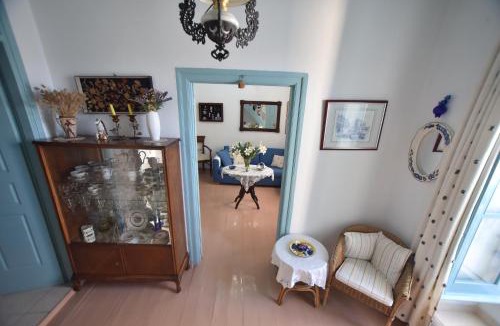 Mandraki House | Traditional house by the sea