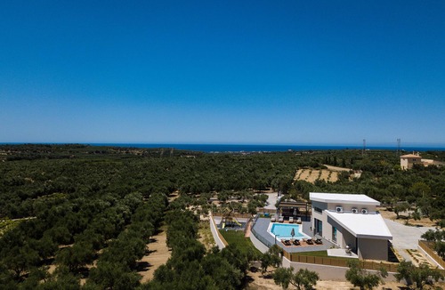 Asteri Villa | TreeTop Villa I, Private Pool, BBQ & Playground, close to Beach & Shops