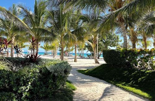 Dominicus Apartment | Tropical Escape with 3 Pools & Private Beach Club Aqua Esmeralda