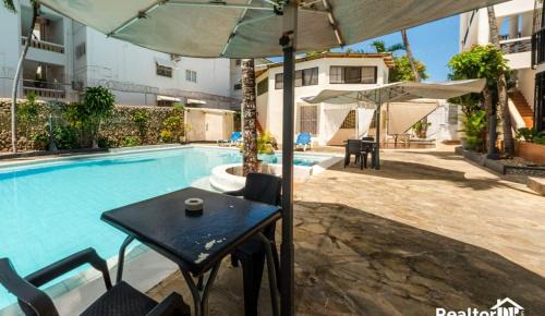 El Batey Apartment | Two-bedroom apartment with a pool near the city center