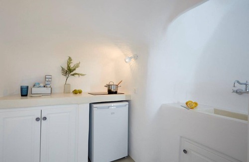 Pyrgos Villa | Two Bedroom Villa with Private Outdoor Jacuzzi