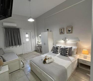 Stavros Apartment | Tzekos Studios