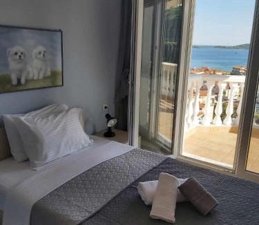 Nea Peramos Apartment | Upon The Hill