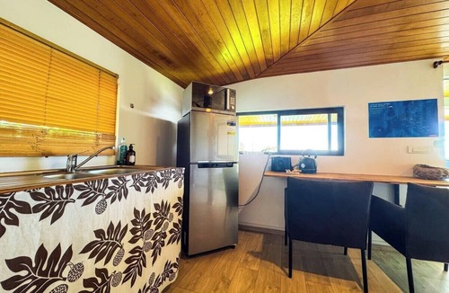 Mahina Apartment | Upper-level house, terrace & shared swimming pool - Fare Fei
