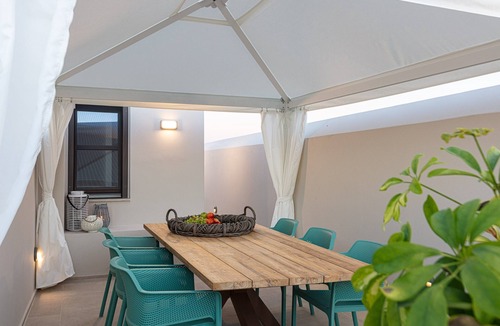 Old Town Rethymnon Apartment | V77 Seafront Leto Suite with roof top hot tub.