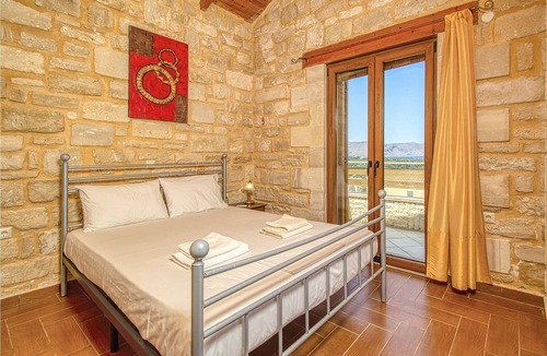 Kavallos House | Vacation home only 50 m from the Kournas lake.