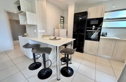 Papeete Condo | Vaiana City Quiet in Central Papeete 2BRD Parking Fiber Wi-Fi A/C