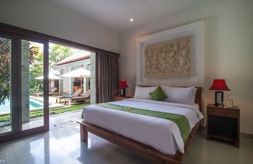 Batu Bolong Villa | Verano 1, 4-8BR sleeps up to 16 walk to Echo Beach