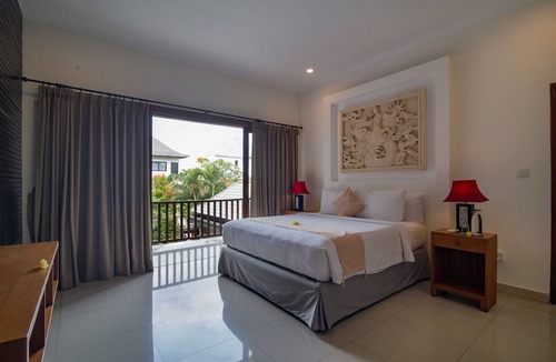 Batu Bolong Villa | Verano 1, 4-8BR sleeps up to 16 walk to Echo Beach
